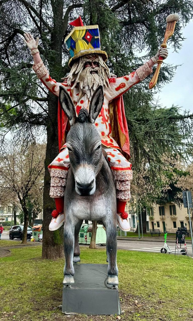 dal 6 Gennaio al 4 Marzo 2025 la Grande statua del Papà del Gnoco sarà in Piazza San zeno